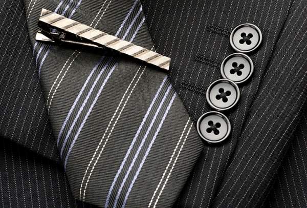 A tie, shirt and jacket combination: nothing... simpler!